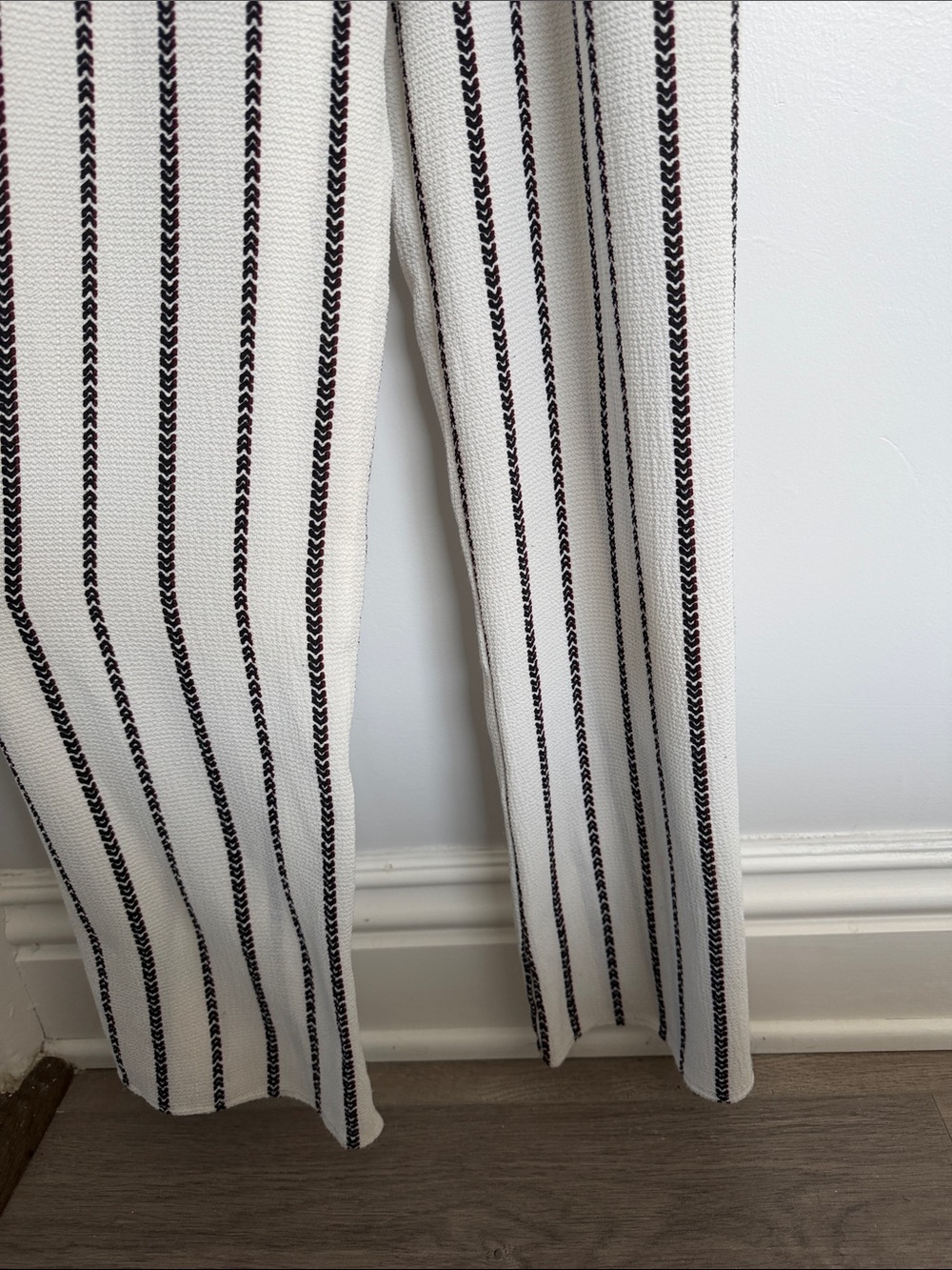 Striped White and Black Cold-Shoulder Summer Jumpsuit with Waist Tie size M - Picture 5 of 10